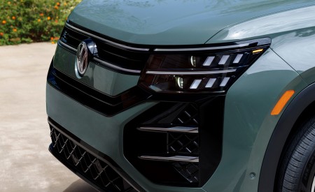 2027 Volkswagen Atlas Cross Sport Headlight Wallpaper 450x275 (8)