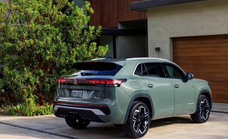 2027 Volkswagen Atlas Cross Sport Rear Three-Quarter Wallpaper 450x275 (2)