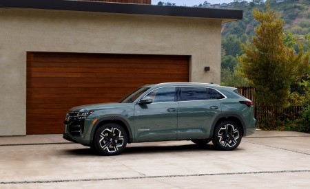 2027 Volkswagen Atlas Cross Sport Side Wallpaper 450x275 (3)
